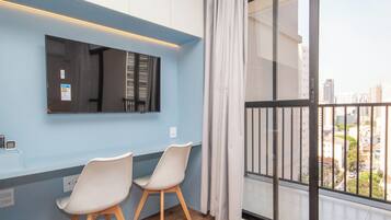 Roupas de cama premium, camas com colchões pillow-top, cortinas blackout