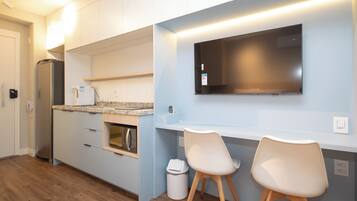 Lägenhet Superior - balkong - utsikt mot trädgården | Vardagsrum | 60-tums smart-tv med digitalkanaler och leksaker