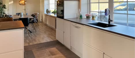 Réfrigérateur, lave-vaisselle, cafetiÚre-théiÚre