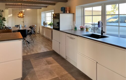 Amazing home in Løkken with WiFi