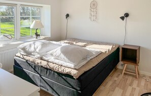 3 bedrooms, free WiFi - Amazing home in Løkken with WiFi (Løkken)