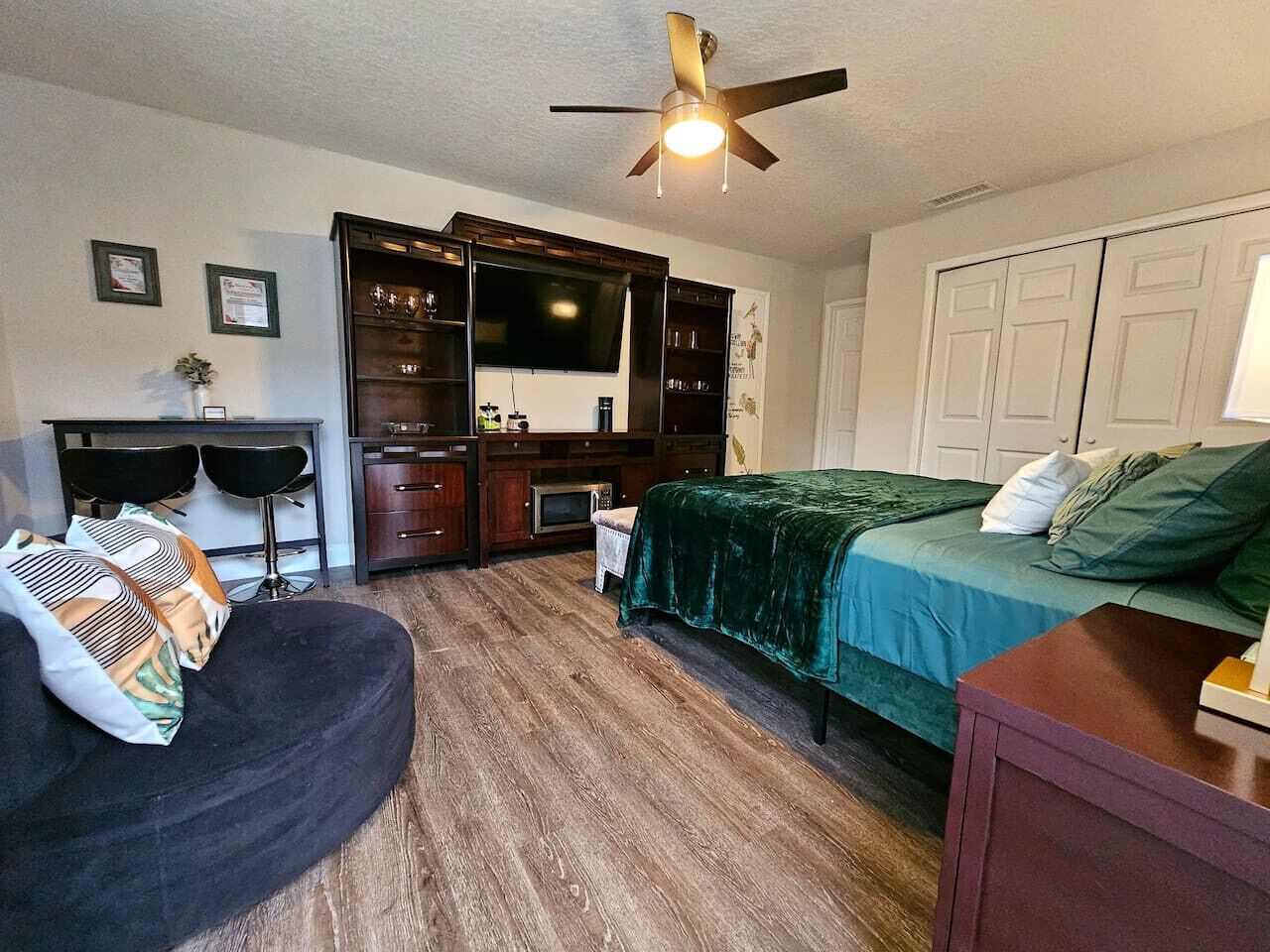 Schreibtisch, Bügeleisen/Bügelbrett, WLAN