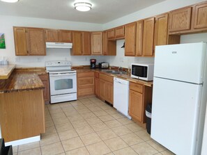 ثلاجة، ميكروويف، فرن، موقد طهي مسطح