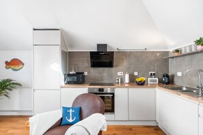 ثلاجة، ميكروويف، فرن، موقد طهي مسطح