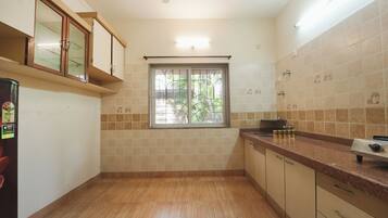 Réfrigérateur, batterie de cuisine, vaisselle et ustensiles