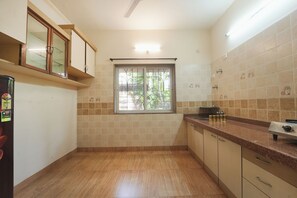 Réfrigérateur, batterie de cuisine, vaisselle et ustensiles