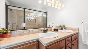 Interior - Walk to Downtown Paso & Sip Local Wine Under the Stars Casa Robles by Avantstay (Paso Robles)