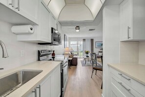 Mikroaaltouuni, uuni, liesi, astianpesukone