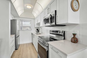 Microwave, oven, stovetop, dishwasher - Tranquil villa with private beach, 2br/2ba 3 pools, complex on beach!! Renovated (Sarasota)