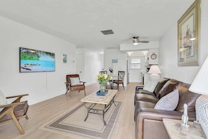 TV - Tranquil villa with private beach, 2br/2ba 3 pools, complex on beach!! Renovated (Sarasota)