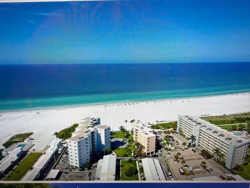 Tranquil villa with private beach, 2br/2ba 3 pools, complex on beach!! Renovated