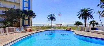 Tranquil villa with private beach, 2br/2ba 3 pools, complex on beach!! Renovated