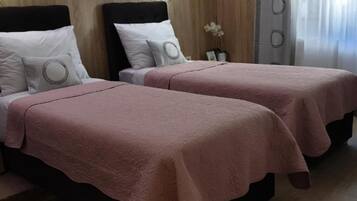 Apartment (Triple Room With Private Bathroom (A2) | 7 Schlafzimmer, Babybetten, kostenloses WLAN