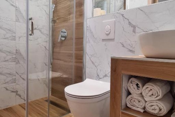 Apartment (Triple Room With Private Bathroom (A2) | Bathroom | Shower, towels