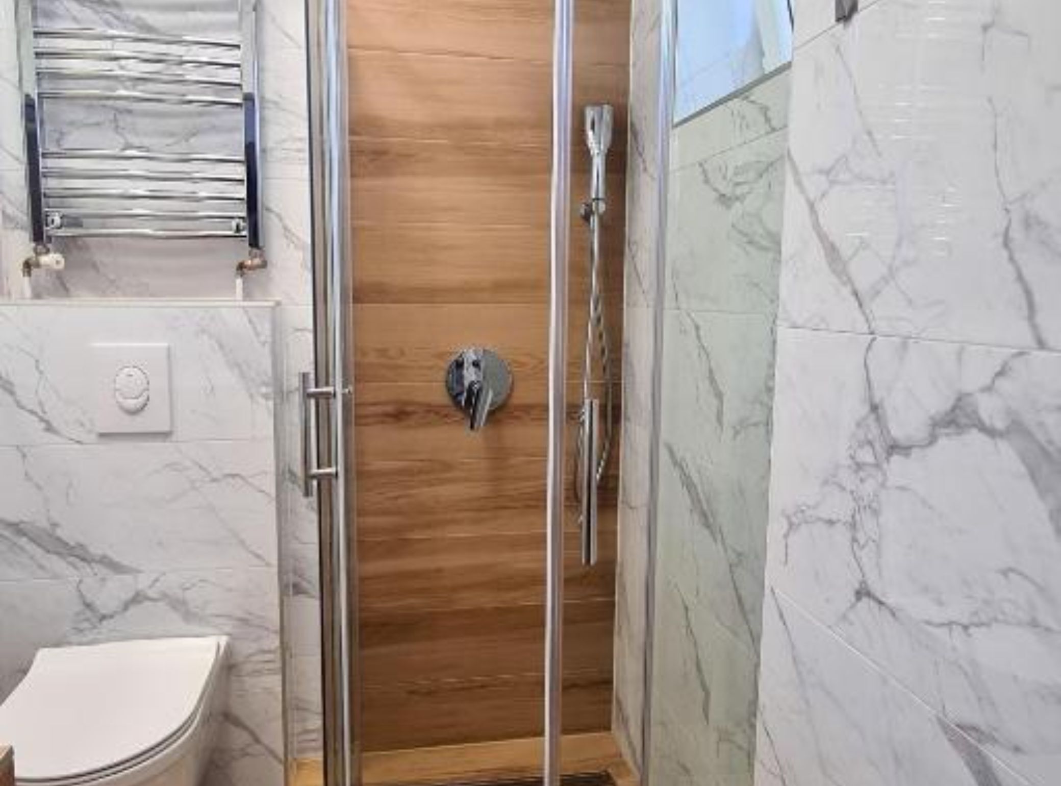 Lejlighed (Double or Twin Room With Private Bath) | Badeværelse | Bruser, håndklæder
