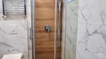 Apartemen (Double or Twin Room With Private Bath) | Kamar mandi | Shower dan handuk