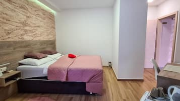 Lejlighed (Double or Twin Room With Private Bath) | 7 soveværelser, baby-/barnesenge (tillægsgebyr), gratis Wi-Fi
