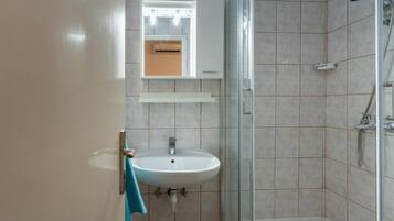 Apartment (Apartment Verde Blu - Two Bedroom Apa) | Bathroom | Shower, towels