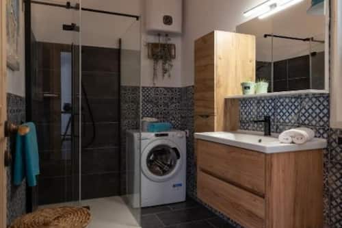 Apartment (Two Bedroom Apartment With Loggia And) | Badezimmer | Dusche, Handtücher