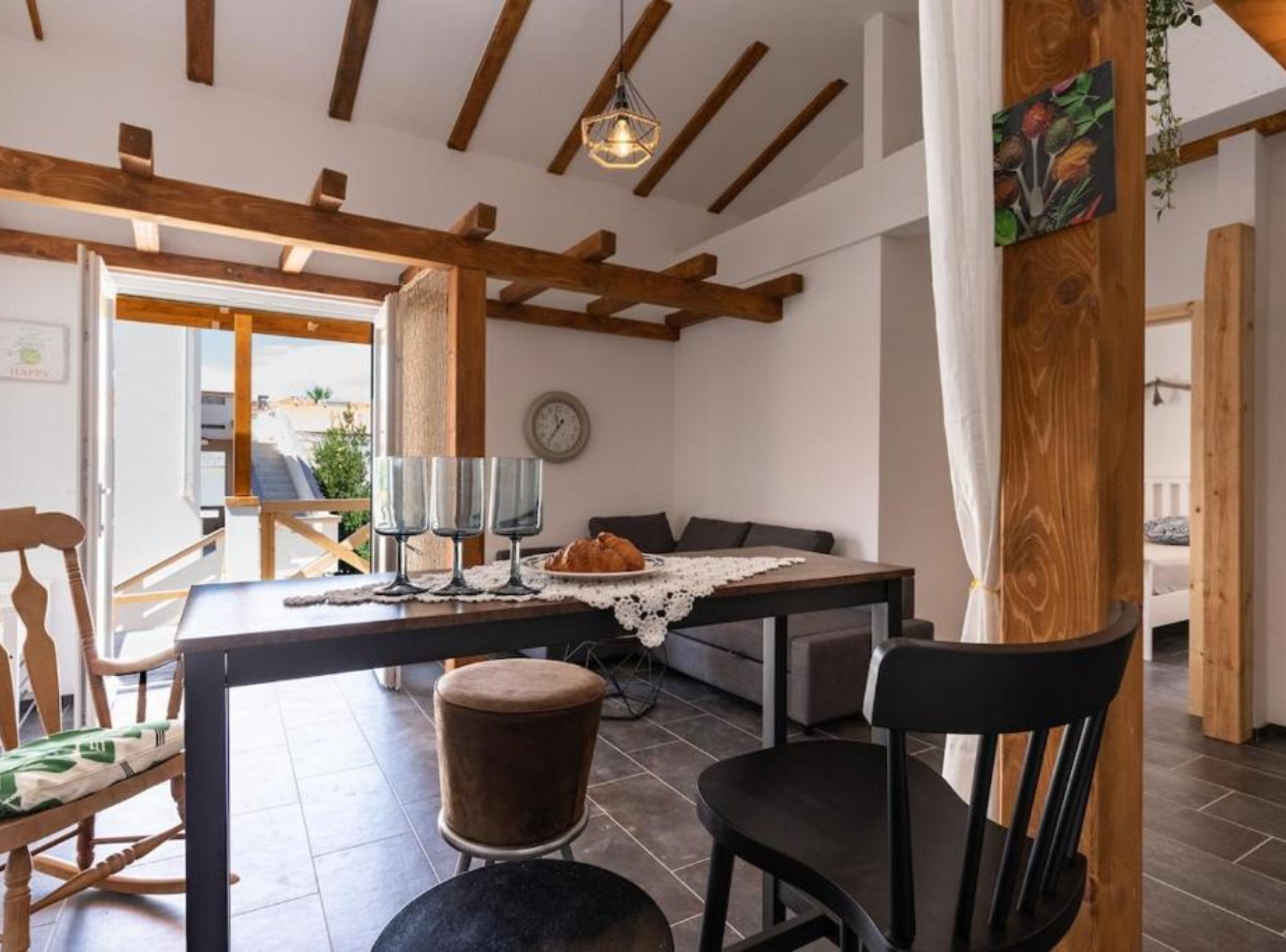 公寓 (Two Bedroom Apartment With Loggia And) | 客厅 | 32-英寸纯平电视（配备数码频道）