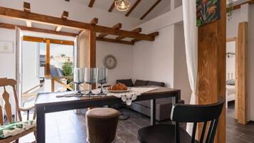 Apartamento (Two Bedroom Apartment With Loggia And) | Sala de estar | Televisión de pantalla plana de 32 pulgadas con canales digitales