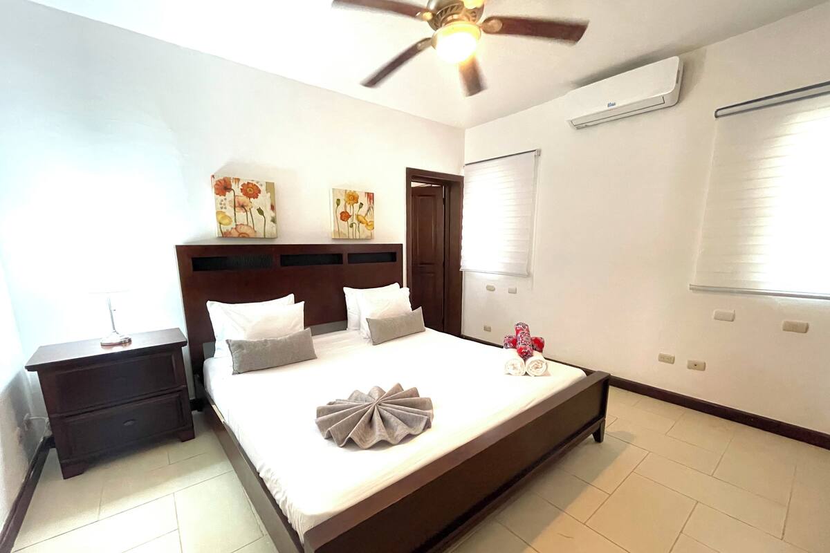 Premium-Apartment, 1 Schlafzimmer, Blick auf die Anlage | Bettwäsche aus ägyptischer Baumwolle, hochwertige Bettwaren