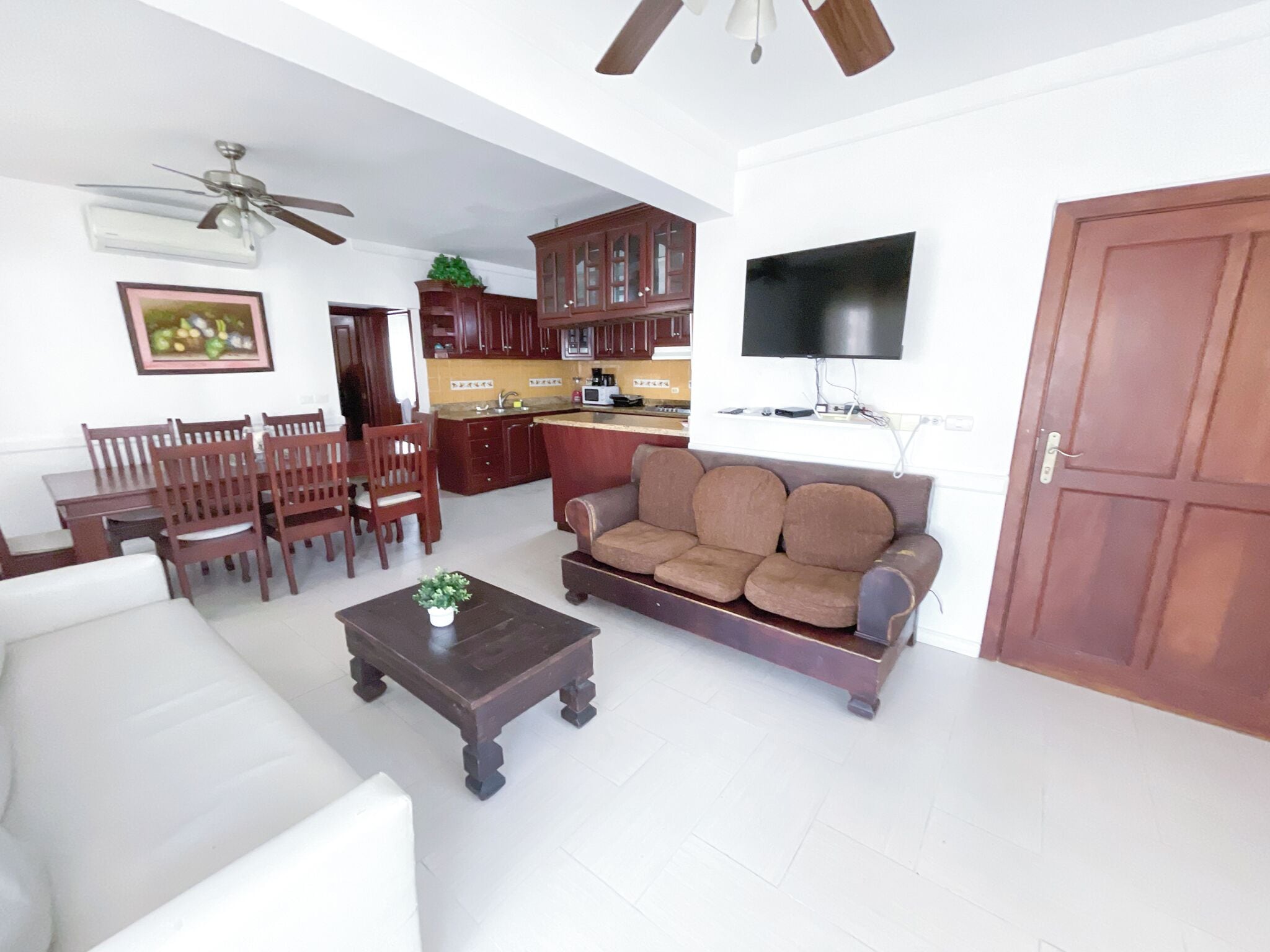 Appartement majestueux, 2 chambres, vue sur le complexe | Aire de séjour | Téléviseur ACL de 32 po avec télévision par câble