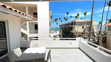 Traditional Apartment, 2 Bedrooms, Ocean View, Beachside | Terrace/patio