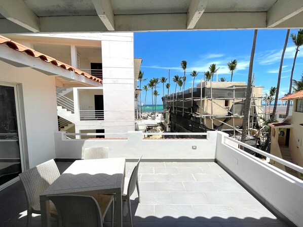 Traditional-Apartment, 2 Schlafzimmer, Meerblick, am Strand | Terrasse/Patio