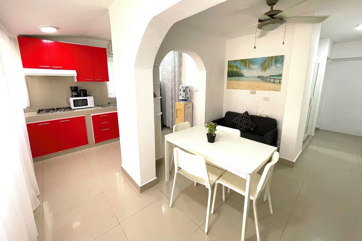 Premier-Villa, 2 Schlafzimmer, zum Garten hin | Eigene Küche | Kühlschrank, Herdplatte, Wasserkocher mit Kaffee-/Teezubehör