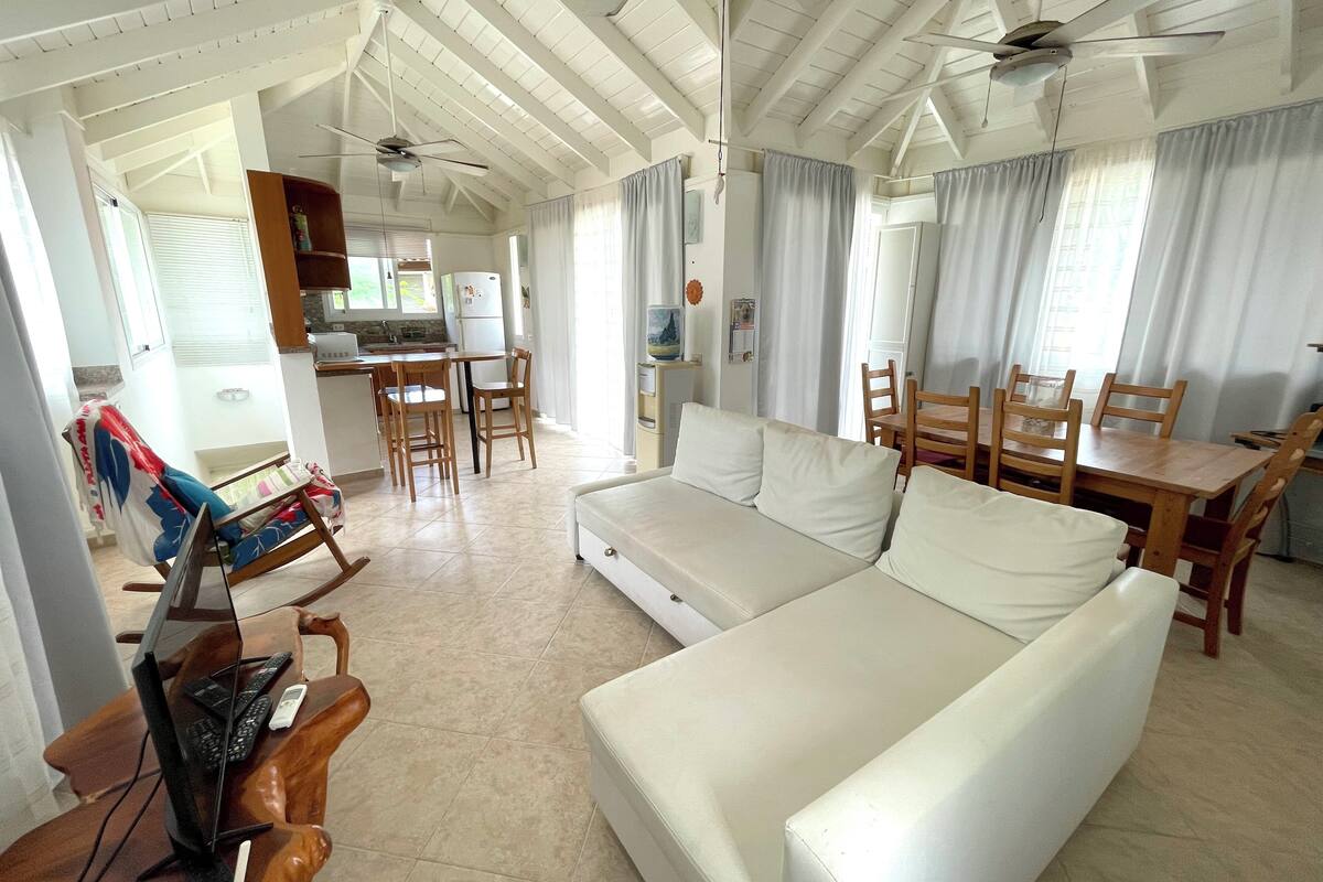 Comfort-Villa, 2 Schlafzimmer, Terrasse | Wohnbereich | 32-Zoll-LCD-Fernseher mit Kabelempfang