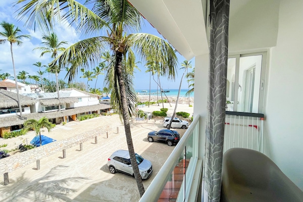 Deluxe suite, 1 slaapkamer, terras, uitzicht op oceaan | Uitzicht op strand/zee