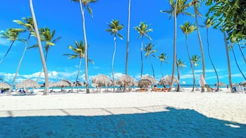 Condo exclusivo, 2 quartos, vista para o oceano, de frente para a praia | Vista do quarto