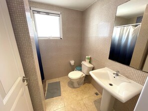 Luxury-Apartment, 2 Schlafzimmer, Poolblick, Poolseite | Badezimmer | Dusche, kostenlose Toilettenartikel, Haartrockner, Bademäntel