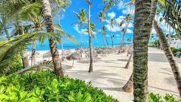På stranden, hvit sand, brettseiling og 4 strandbarer