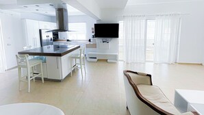 เพรสซิเดนเชียลเพนท์เฮาส์, 3 ห้องนอน, วิวสระว่ายน้ำ, ริมชายหาด | ครัวส่วนตัว | เครื่องชงกาแฟ/ชา, ตู้เย็น, เตาประกอบอาหาร, เครื่องครัว/จาน/ช้อนส้อม