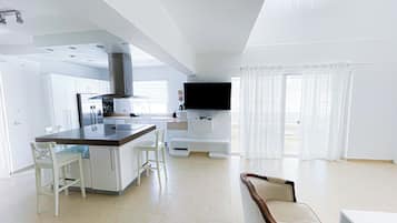 Presidential-kattohuoneisto, 3 makuuhuonetta, näköala uima-altaalle, rannalla | Yksityinen keittiö | Jääkaappi, liesi, kahvin-/teenkeitin