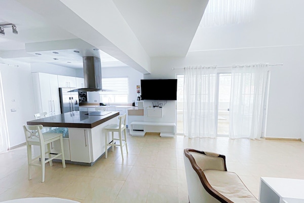 Penthouse Presidensial, 3 kamar tidur, pemandangan kolam renang, tepi pantai | Dapur pribadi | Mesin pembuat kopi/teh, lemari es, dan kompor