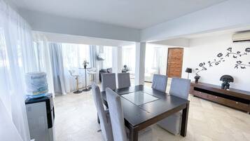 Condo exclusivo, 2 quartos, vista para o oceano, de frente para a praia | Opções para refeição no quarto