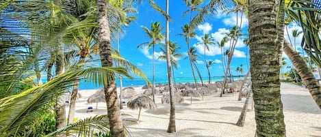 Aan het strand, wit zand, windsurfen, 4 strandbars