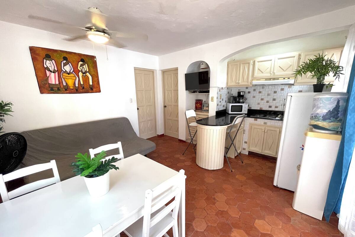 Senior-Villa, Balkon, Gartenblick | Essbereich im Zimmer