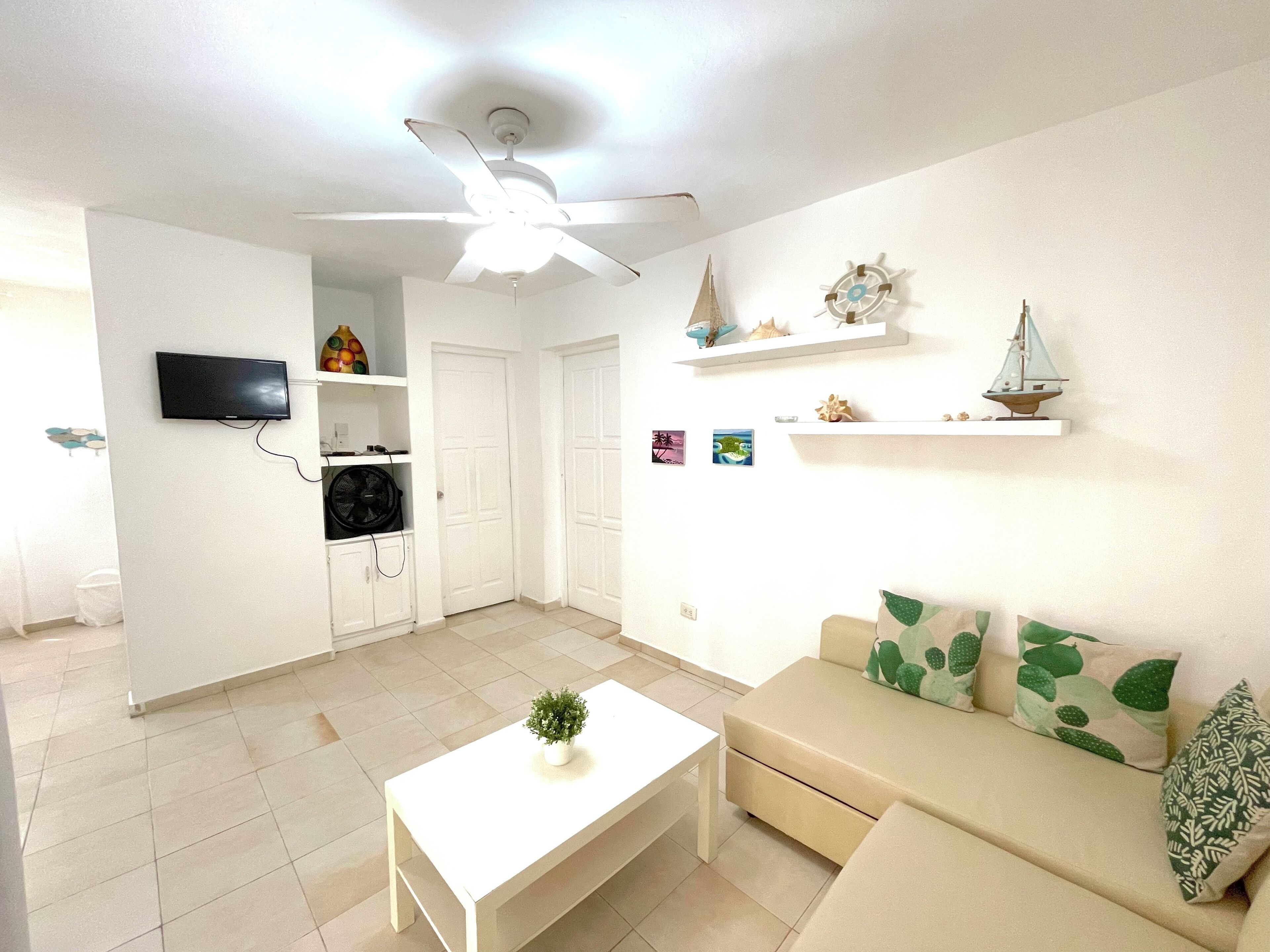 Villa Standard, 1 chambre, côté jardin | Aire de séjour | Téléviseur ACL de 32 po avec télévision par câble