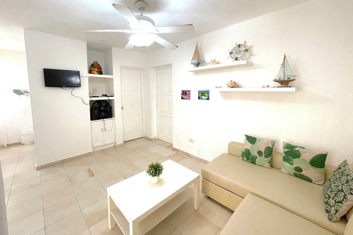 Vila standard, 1 quarto, no jardim | Área de estar | TV LCD 32 polegadas com canais a cabo