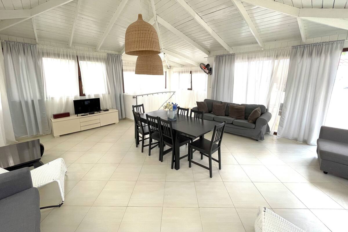 Presidential-Villa, 2 Schlafzimmer, Terrasse | Wohnbereich | 32-Zoll-LCD-Fernseher mit Kabelempfang