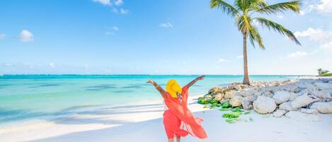 Am Strand, weißer Sandstrand, Windsurfen, 4 Strandbars