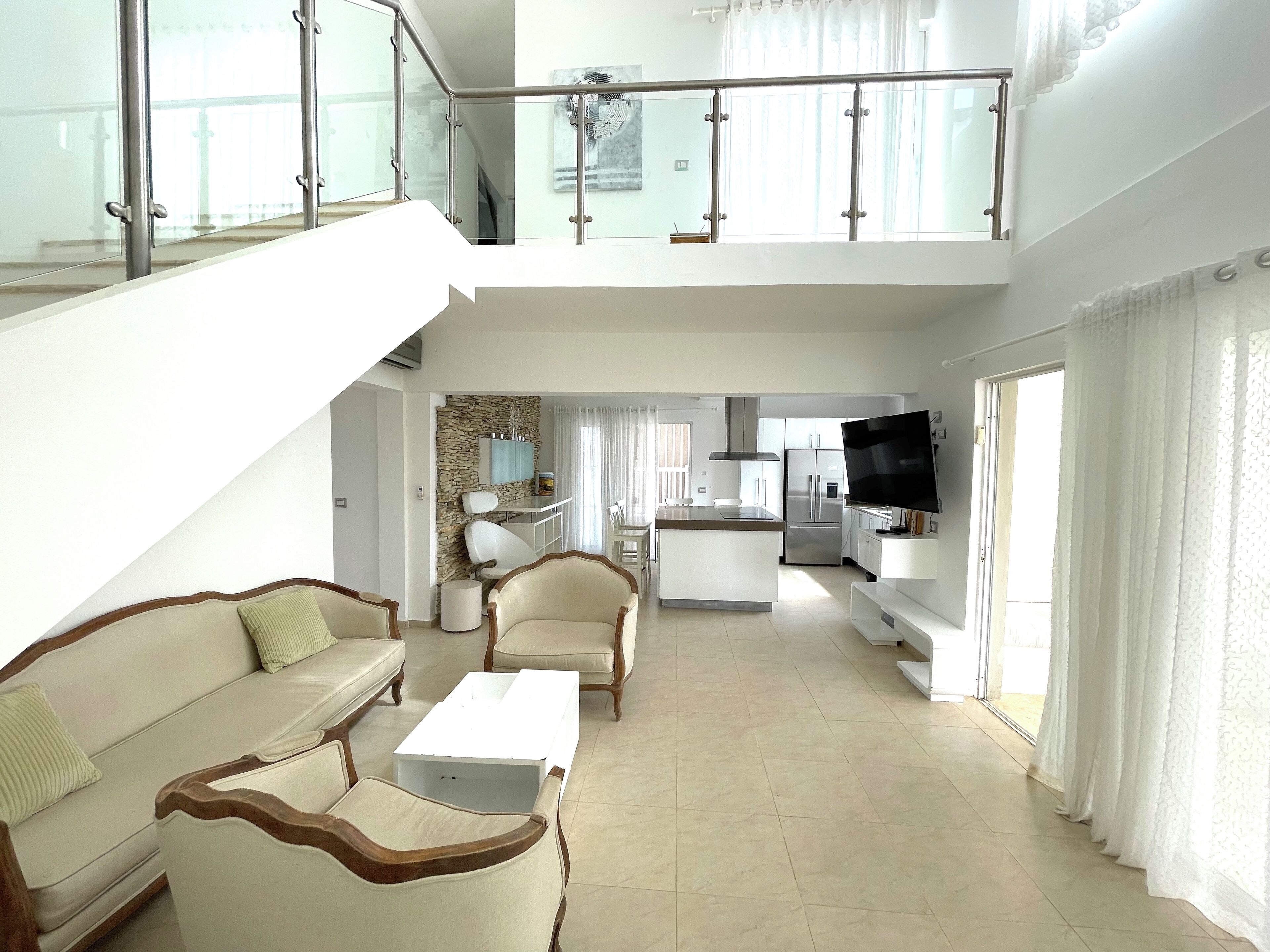 Presidential-penthouselejlighed - 3 soveværelser - udsigt til pool - ved stranden | Opholdsområde | 32-tommers LCD-tv med kabelkanaler