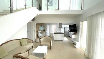 Presidential-penthouselejlighed - 3 soveværelser - udsigt til pool - ved stranden | Opholdsområde | 32-tommers LCD-tv med kabelkanaler