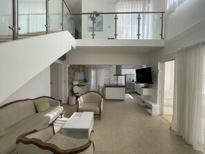 بنتهاوس رئاسي - ٣ غرف نوم - بمنظر للمسبح - بجانب المسبح | منطقة المعيشة | تلفزيون إل سي دي بحجم 32-بوصة يعرض قنوات تلفزيونية باشتراك مدفوع