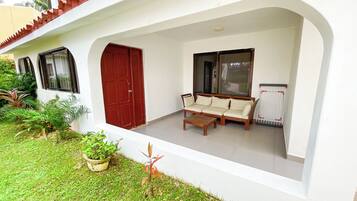 Deluxe Suite, 2 Bedrooms, Patio, Beachside | Pemandangan taman