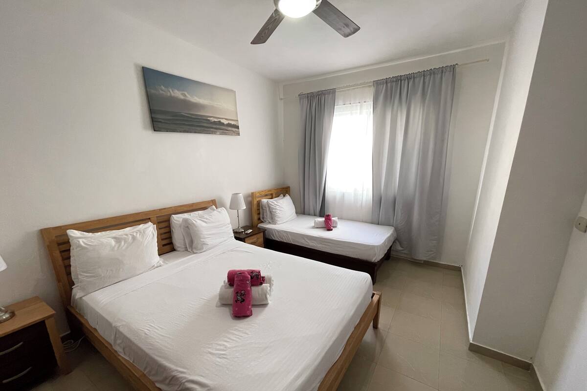 Exclusive-Apartment, 2 Schlafzimmer, Poolseite | Bettwäsche aus ägyptischer Baumwolle, hochwertige Bettwaren